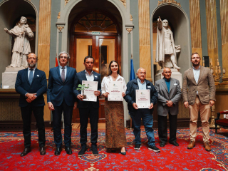 Foto de familia acto de entrega I Premio de Ecología 2026_ Senado
