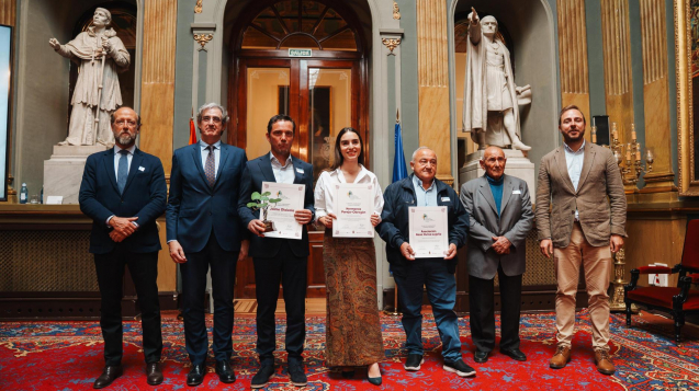 Foto de familia acto de entrega I Premio de Ecología 2026_ Senado